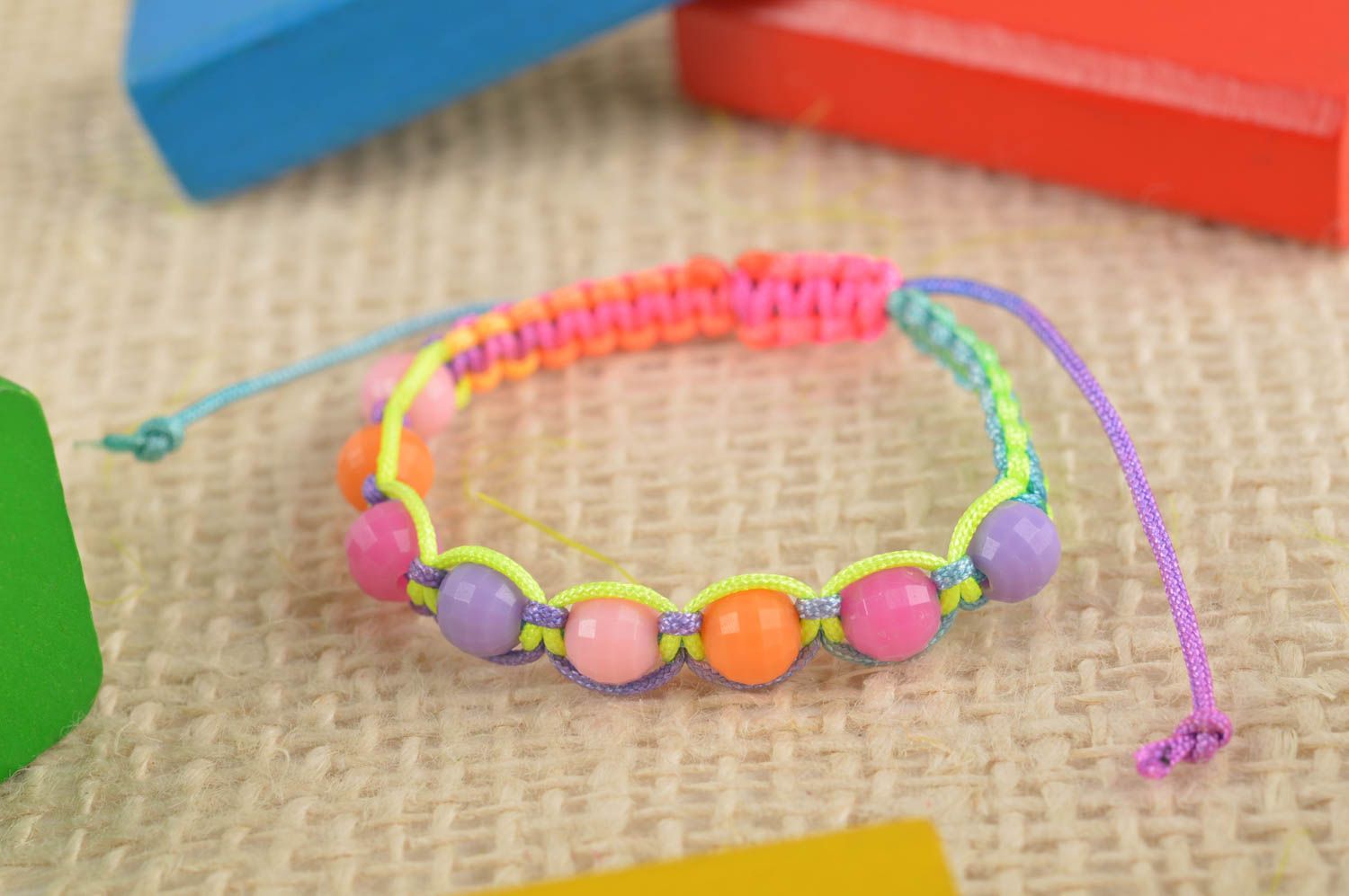 Bracelet original Bijou fait main multicolore tressé stylé Cadeau enfant photo 1