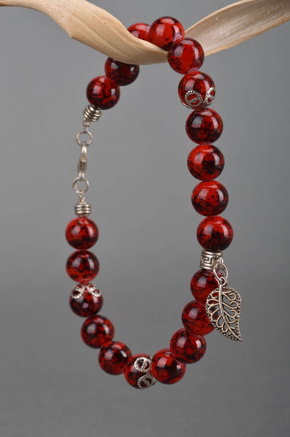 Bracelet en perles de verre avec breloque feuille fait main rouge élégant photo 3