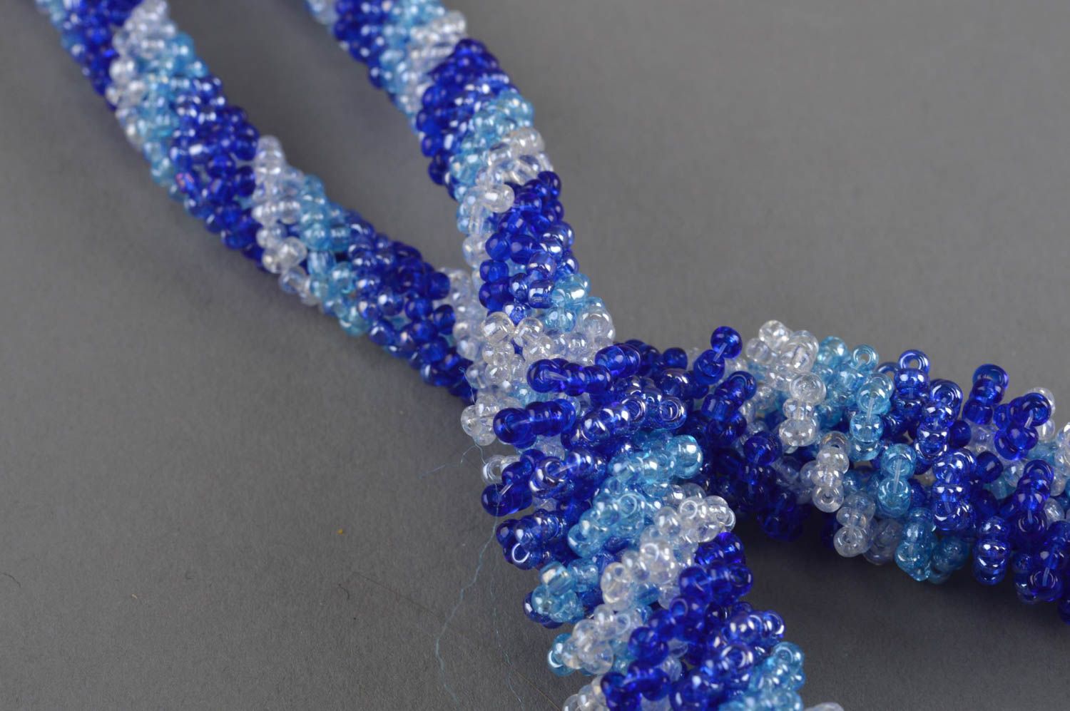 Ожерелье из бисера синее с голубым ручной работы авторское красивое женское фото 5