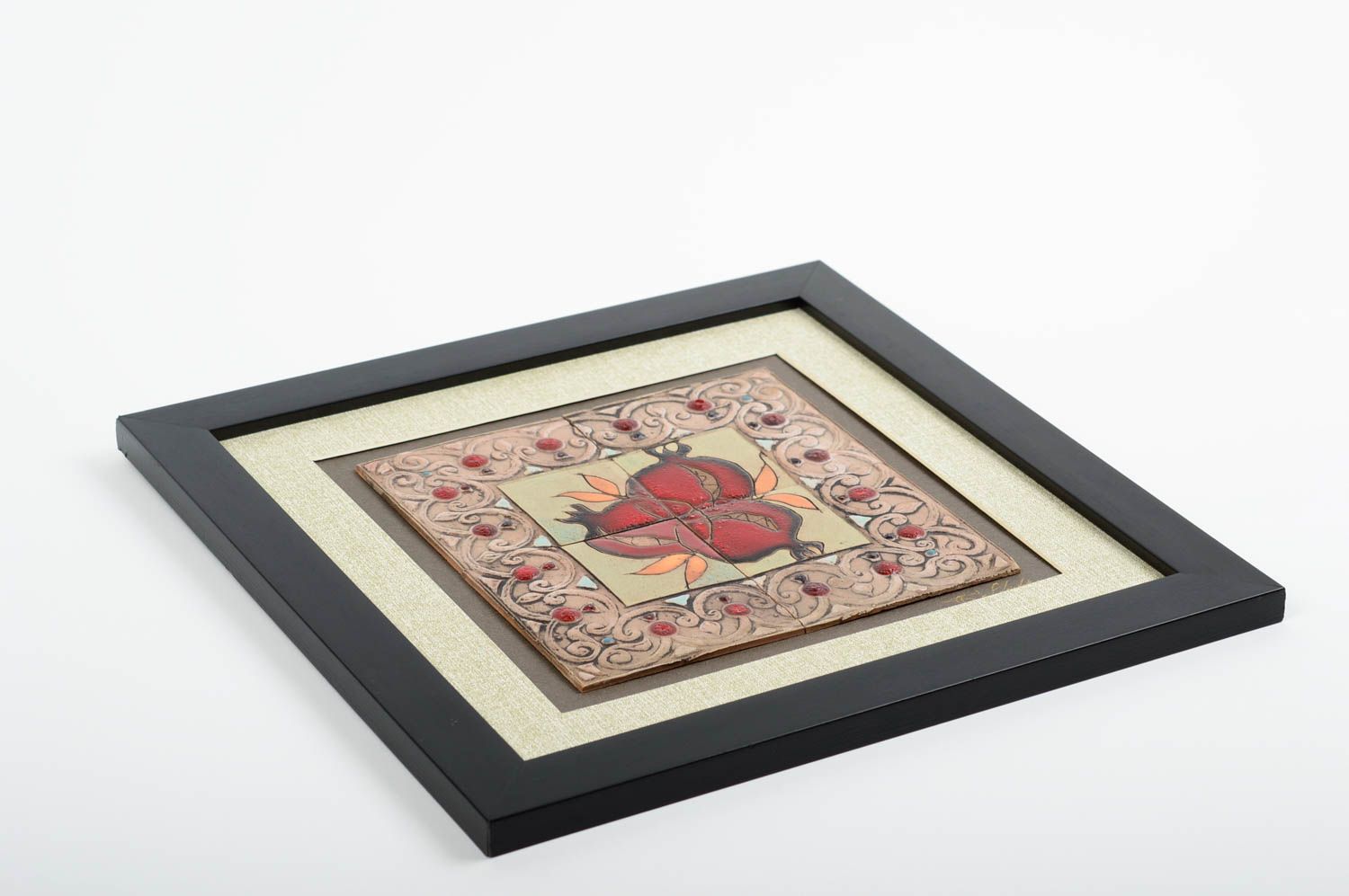 Керамическая плитка в рамке настенный декор ручной работы Красные гранаты фото 2