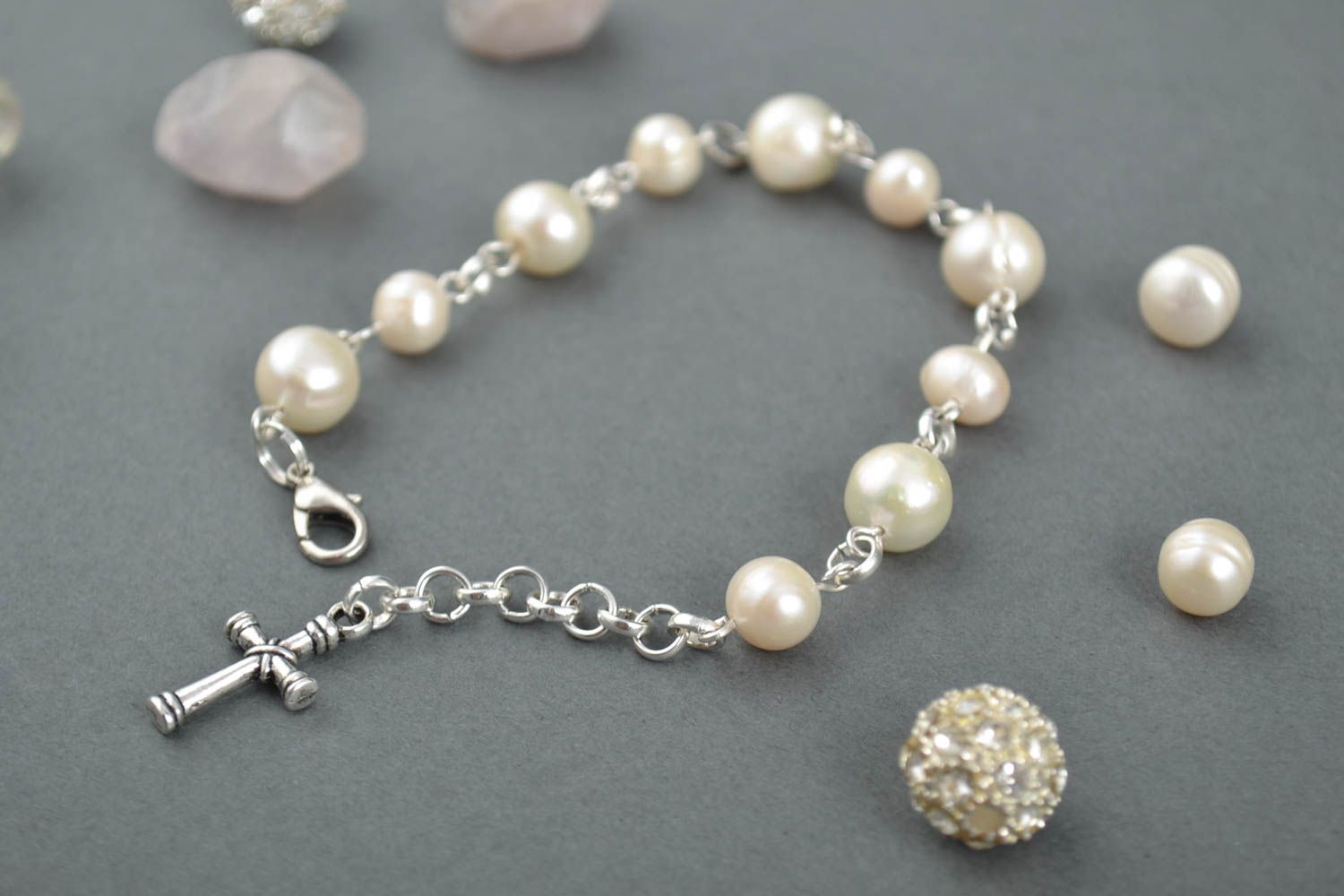 Handmade Armband mit Perlen Mode Schmuck Frauen Accessoire mit Kreuz weiß foto 1