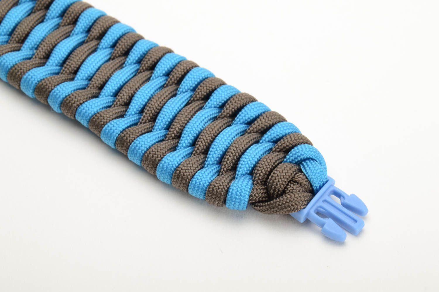 Плетеный браслет из шнурков паракорд сине-черный широкий ручная работа фото 2