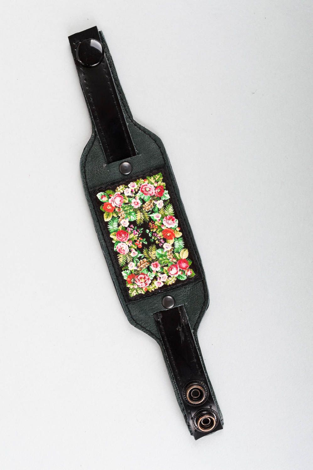 Bracelet en cuir naturel noir avec un motif de fleurs fait main bouton-pression photo 2