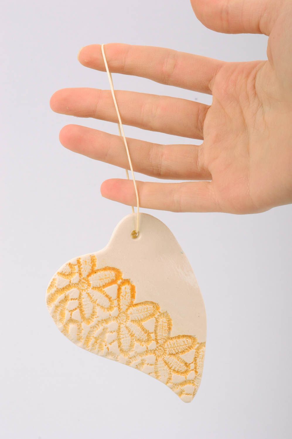 Панно на стену подарок ручной работы предмет декора из глины Желтое сердце фото 2