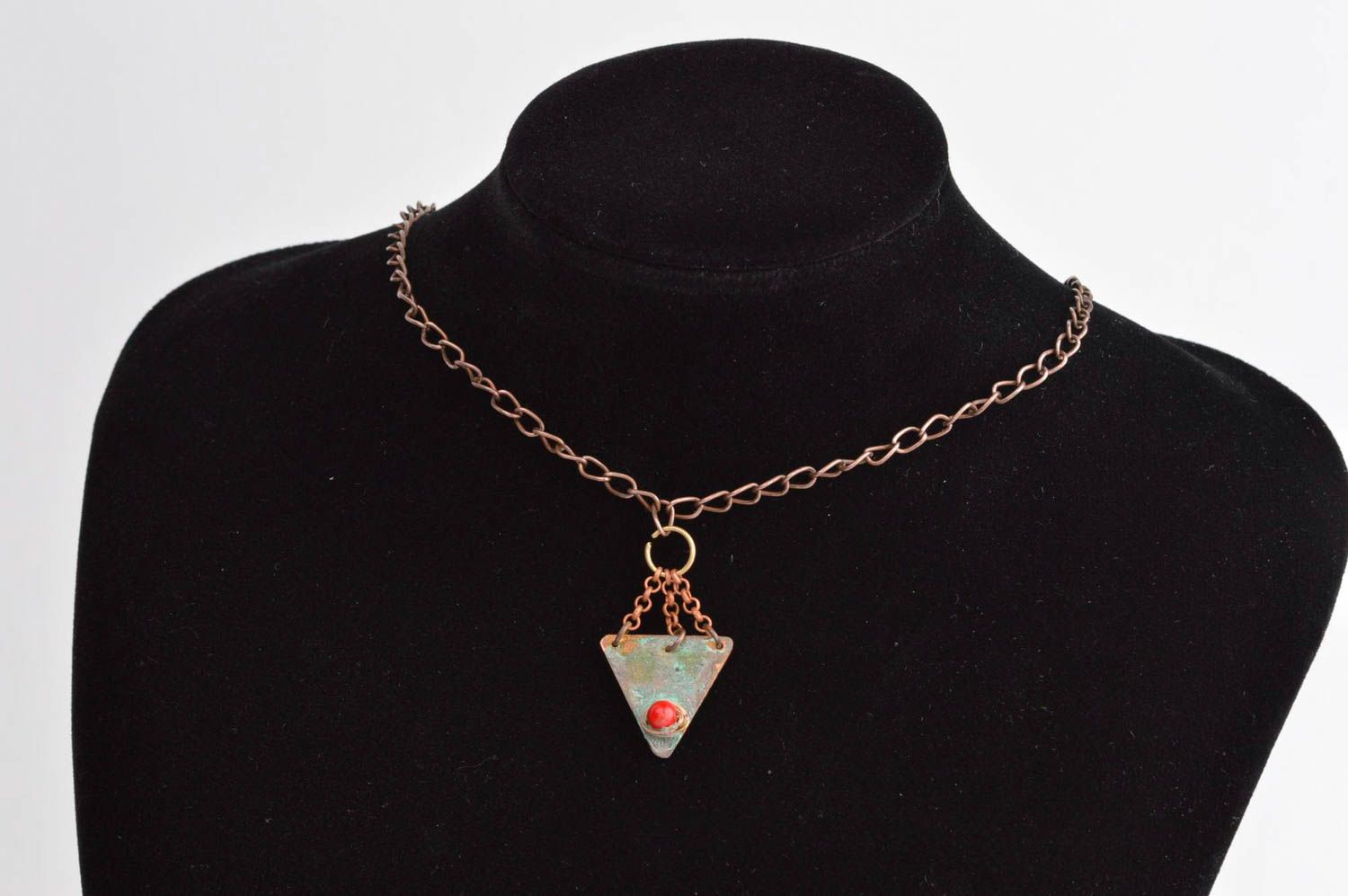 Pendentif triangle Bijou fait main cuivre corail chaîne Accessoire femme photo 1