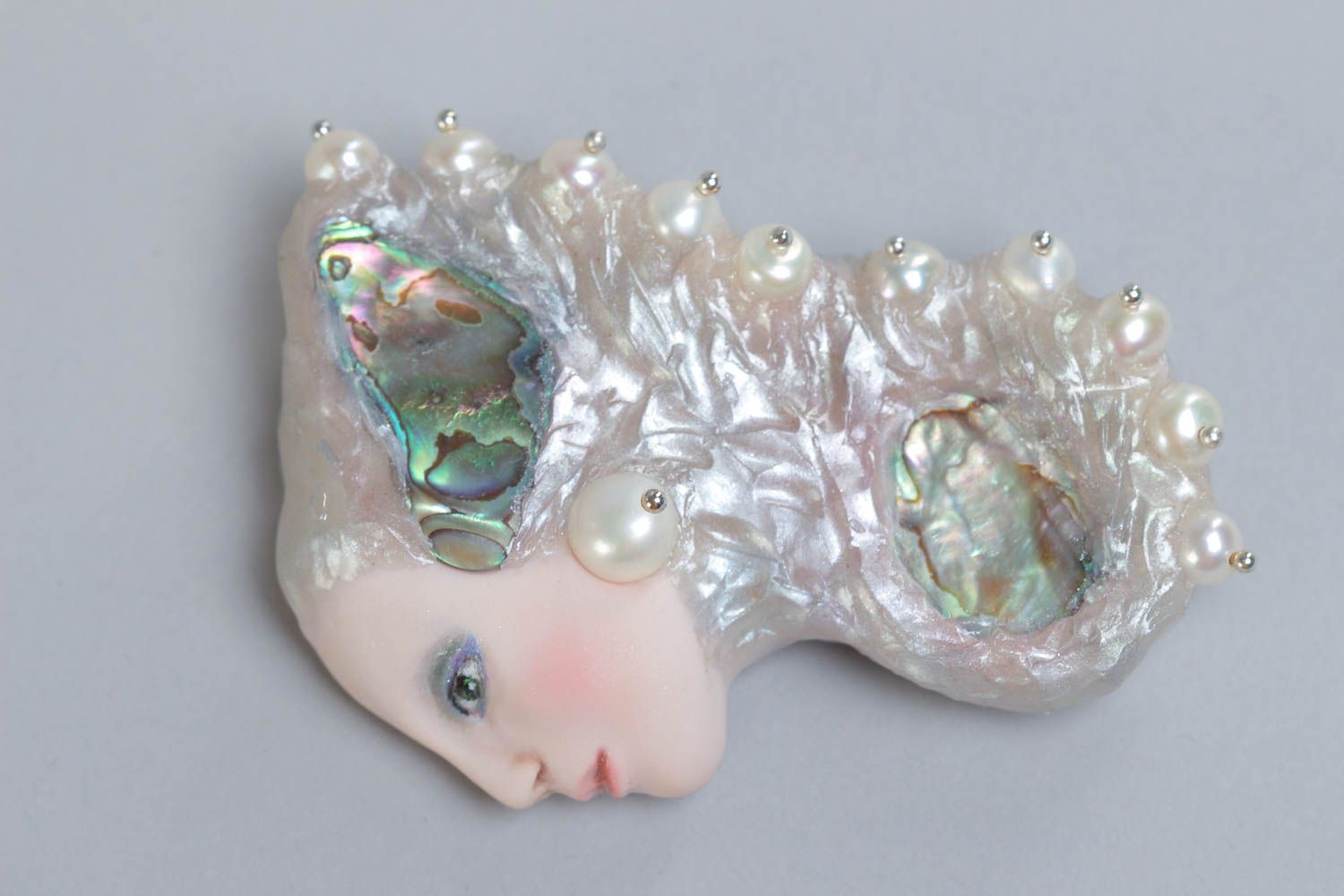 Handgemachte schöne Frauen Brosche aus Polymer Ton mit Perlen und Perlmutter  foto 2