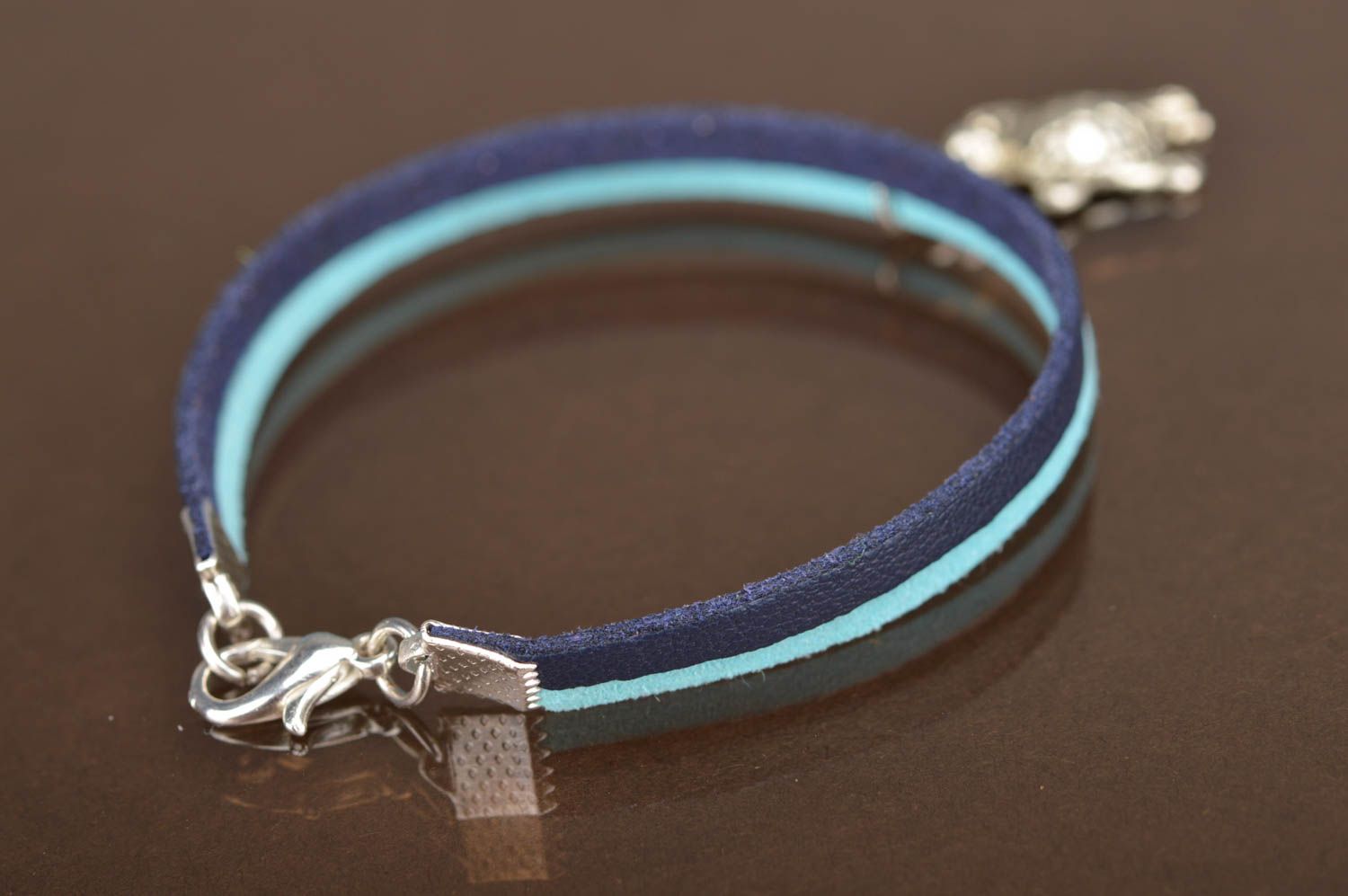 Schönes Damen Designer handmade Leder Armband in Blau mit Schildkröte Anhänger  foto 4