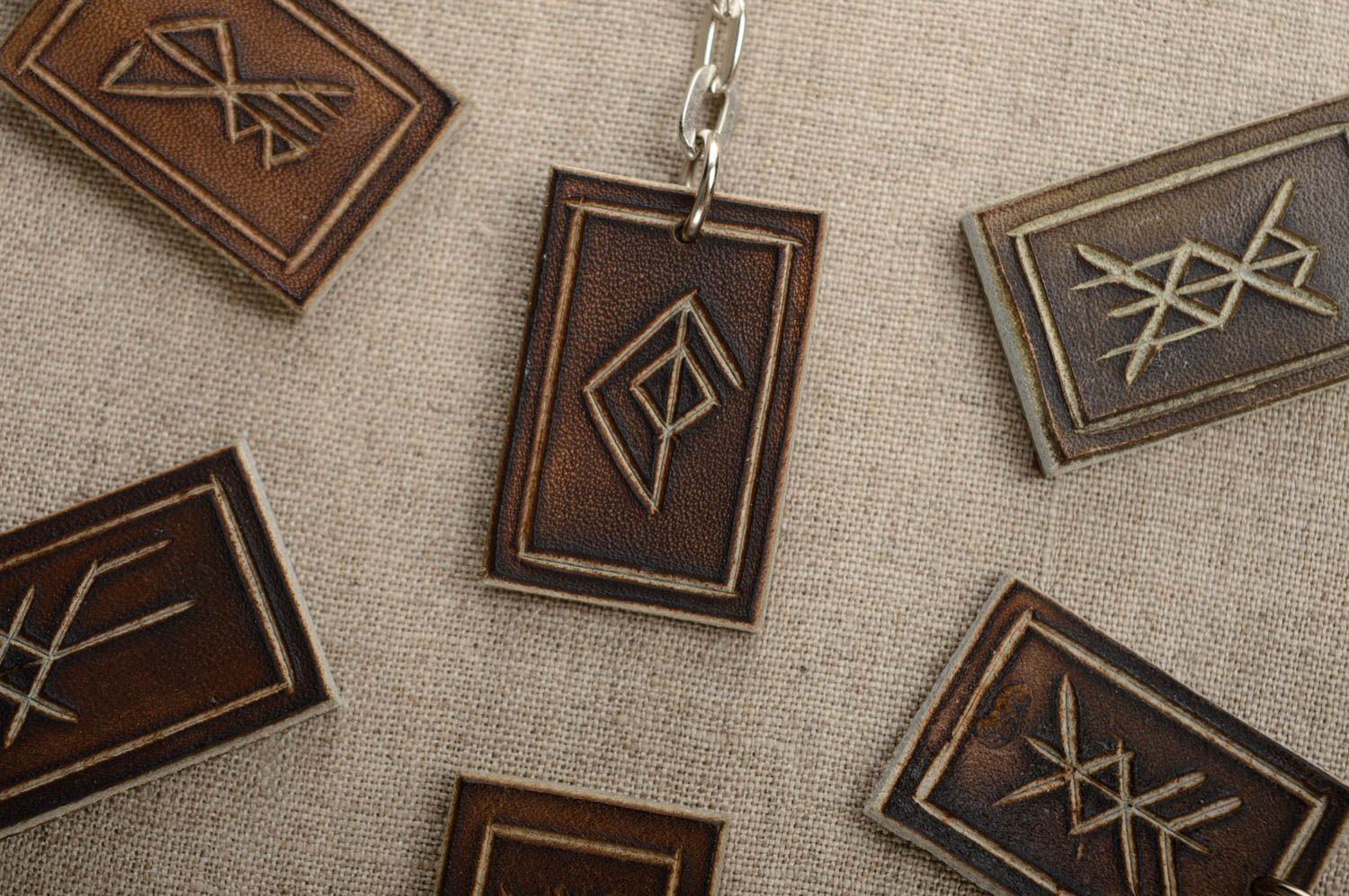 Petit porte-clés en cuir naturel avec rune fait main marron rectangulaire photo 2