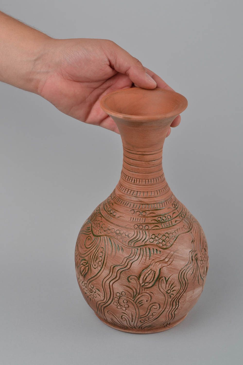 Vase décoratif fait main en argile original brun avec ornement pour fleurs photo 2