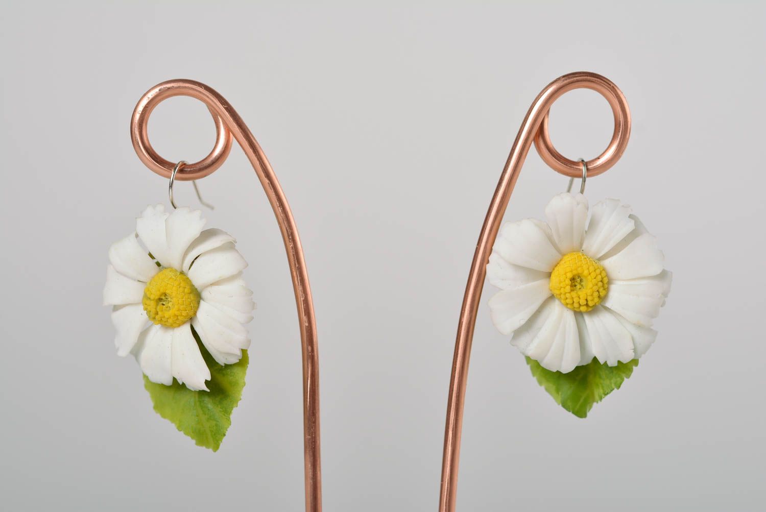 Schöne Blumen Ohrringe aus Polymer Ton Kamillen zart weiblich nett Handarbeit foto 1