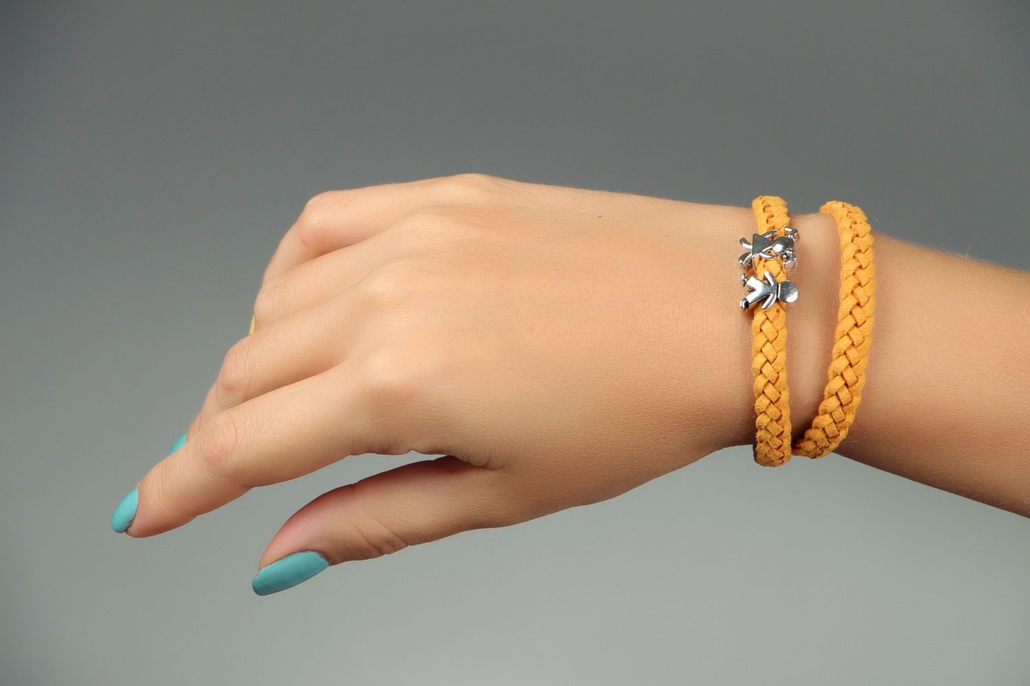 Bracelet tressé en daim orange fait main
 photo 4