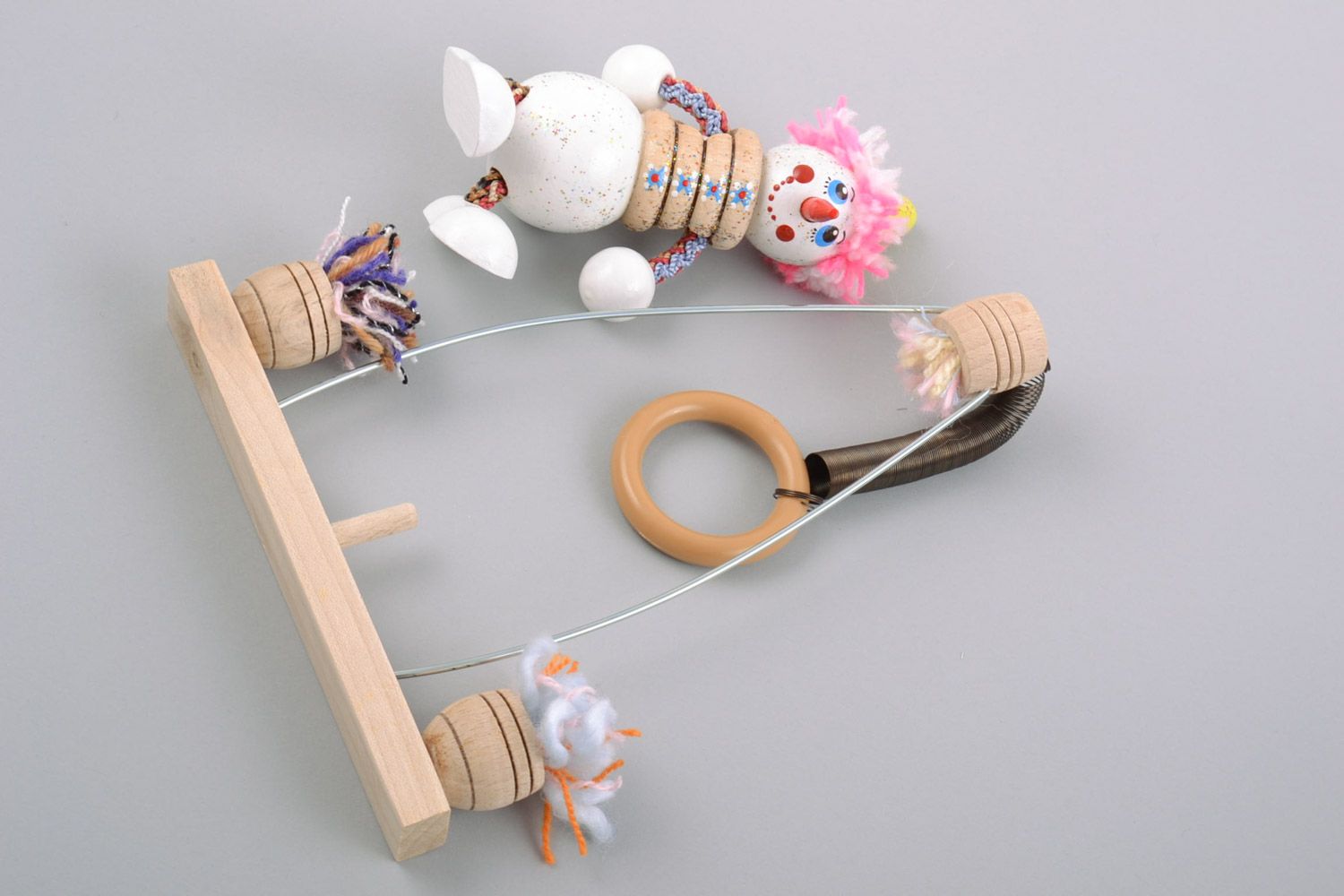 Деревянная игрушка на пружинке в виде снеговика на лавочке ручной работы развивающая фото 5