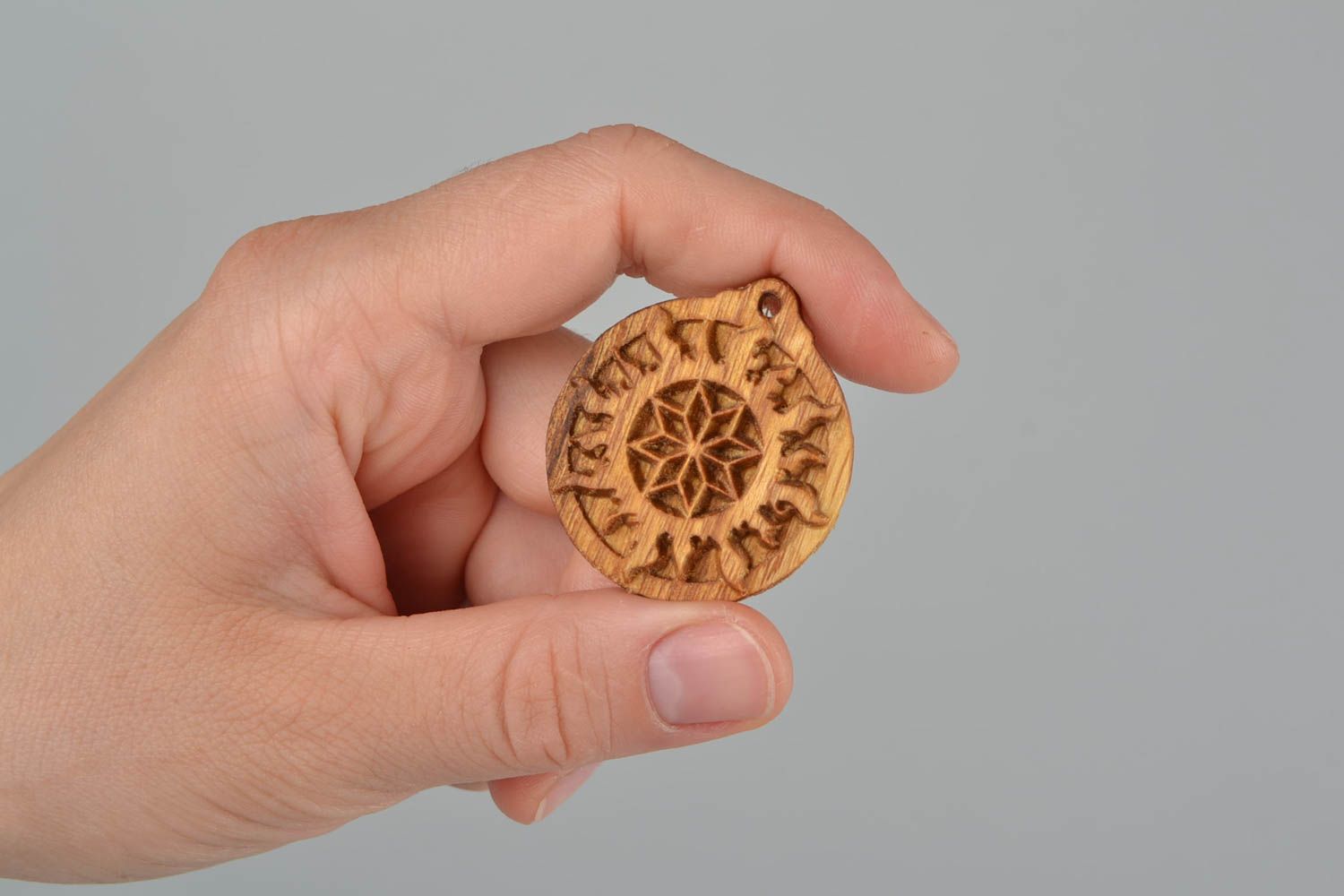 Slawischer runder künstlerischer Amulett Anhänger aus Holz handmade Alatyr foto 2