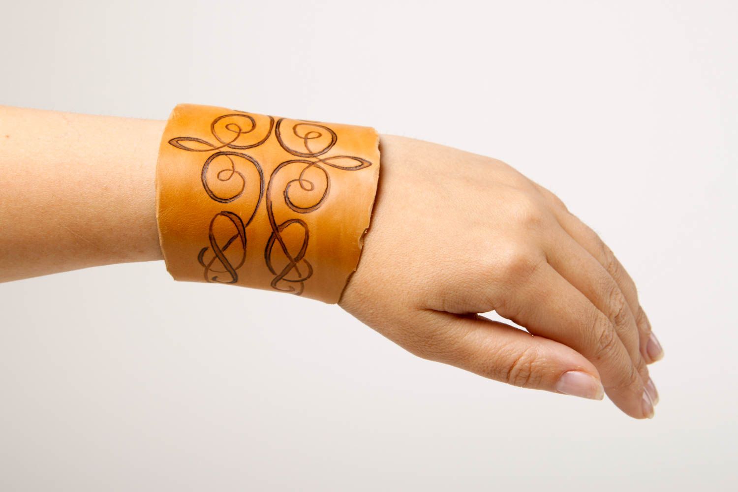 Кожаный браслет ручной работы браслет на руку авторское украшение широкое фото 2