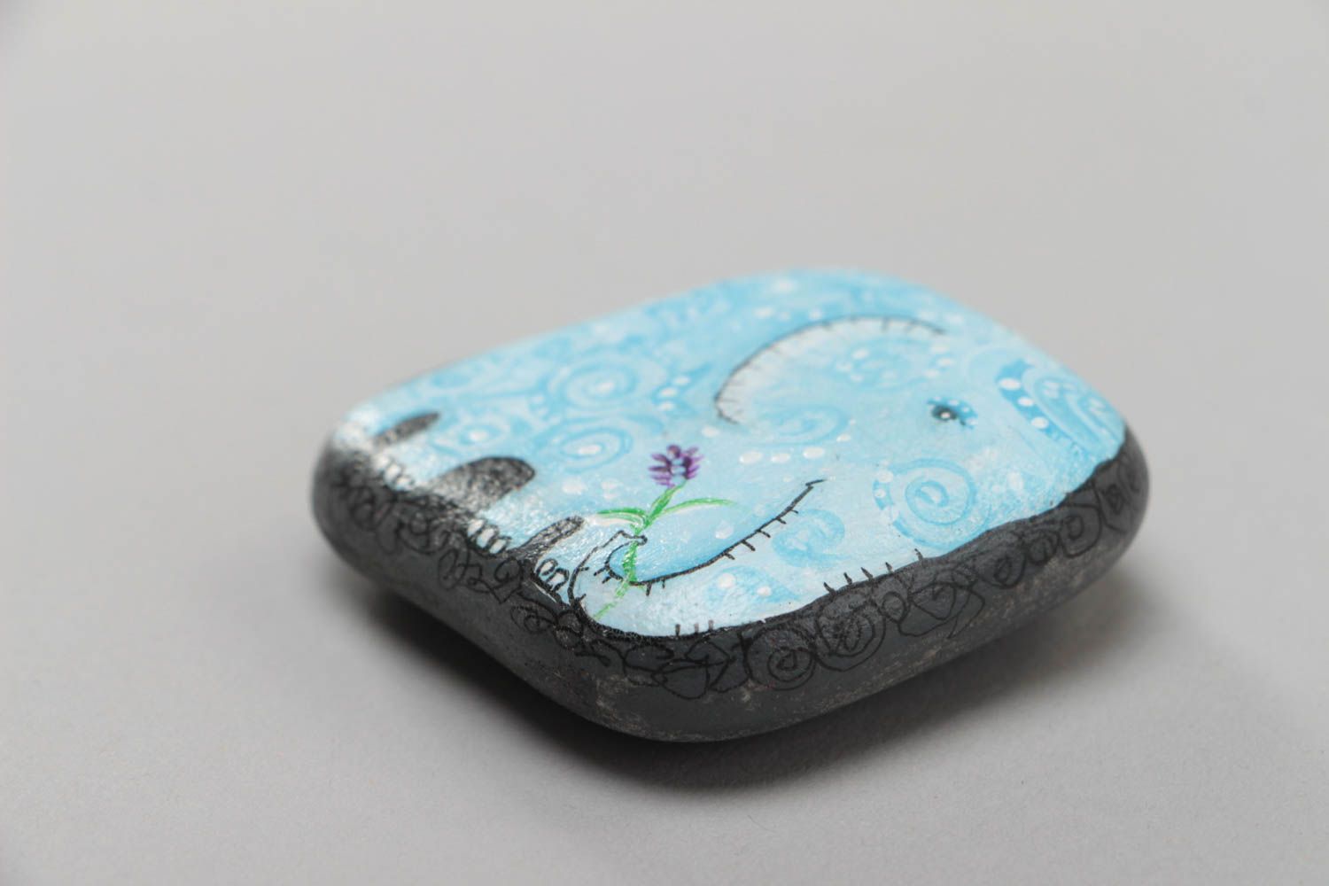Piedra de mar artesanal pintada con dibujo de elefantito azul para decorar casa  foto 3