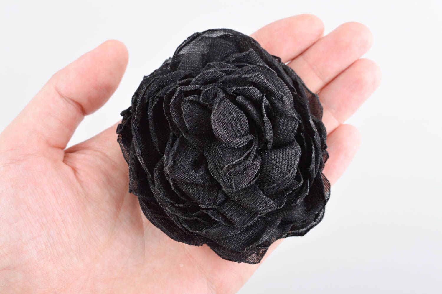 Broche fleur noire faite main en tissu grosse originale Accessoire femme photo 5