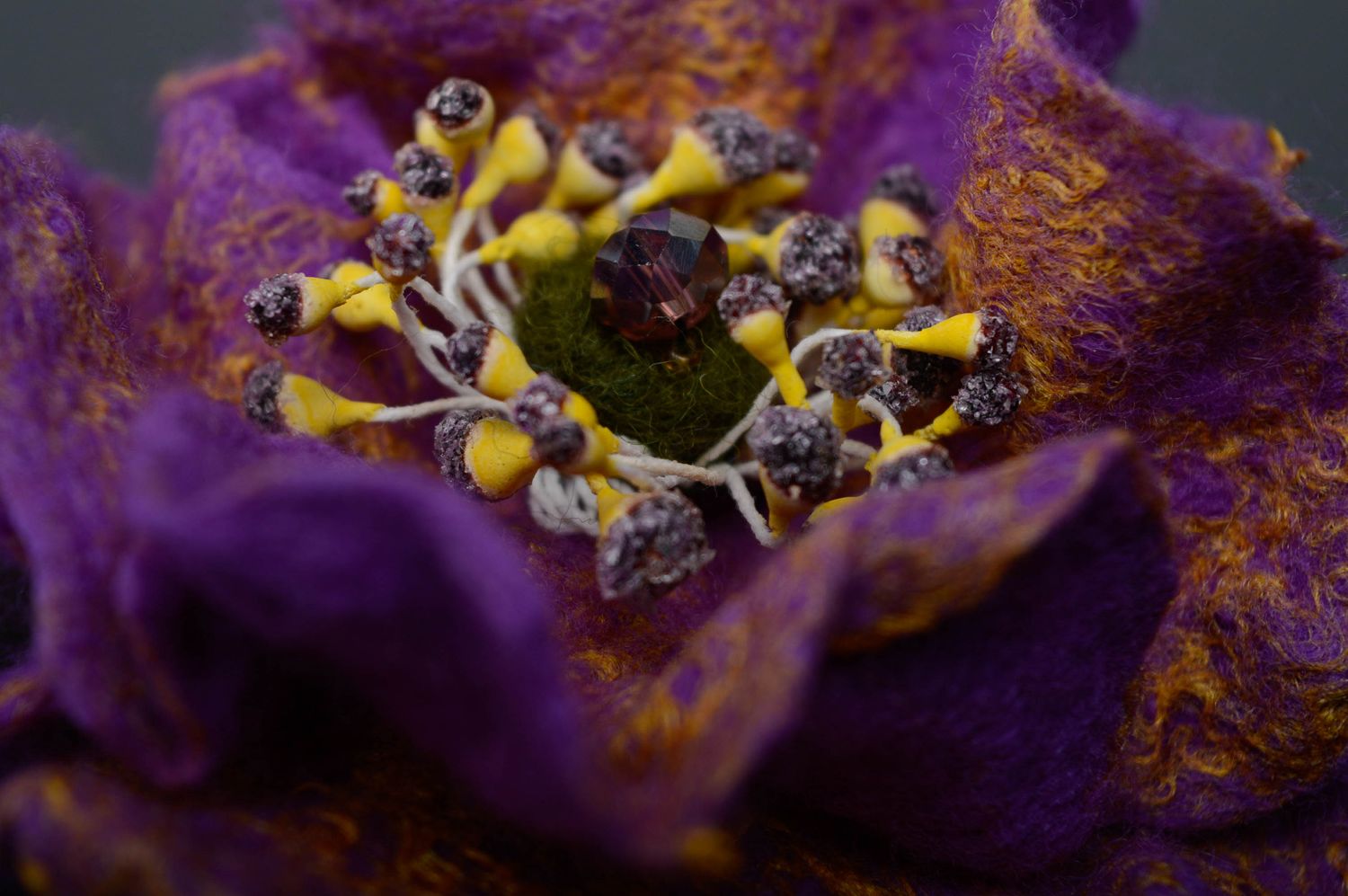 Брошь-заколка из шерсти и шелка с бусинами Лиловый цветок фото 2