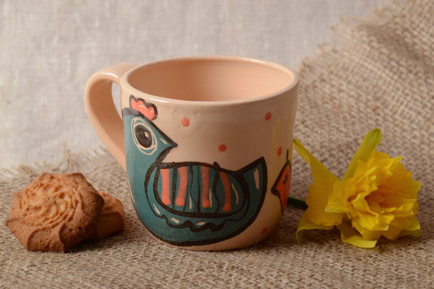 Глиняная чашка расписанная эмалью и покрытая глазурью с рисунком птички фото 1