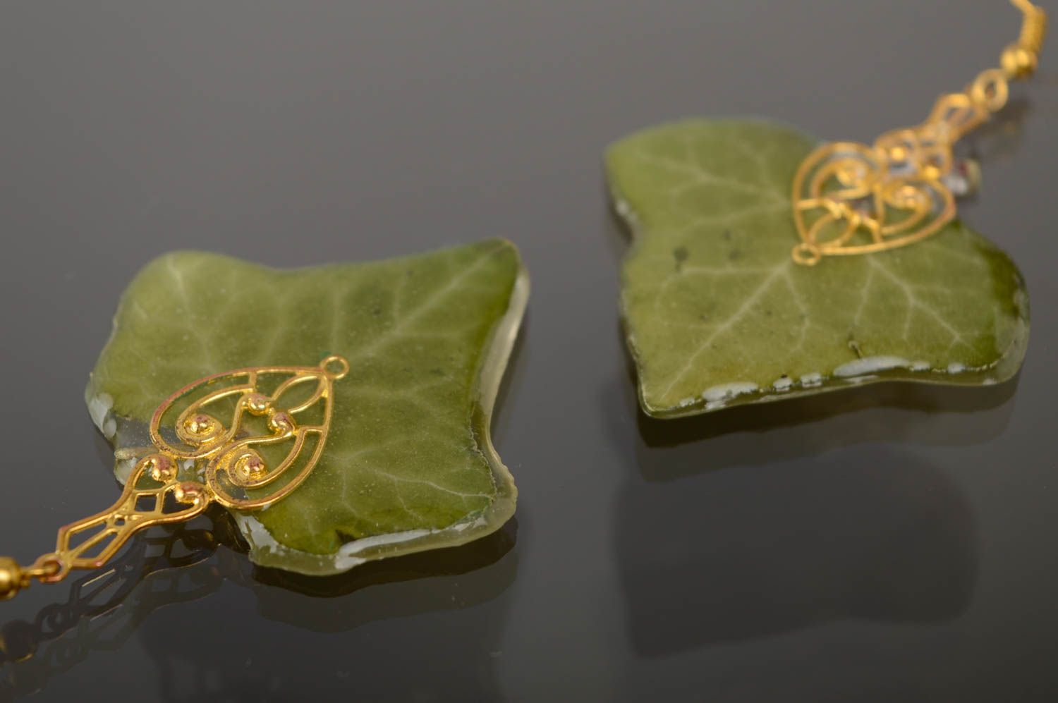 Pendientes hechos a mano con hojas naturales de hiedra en resina epoxi foto 4