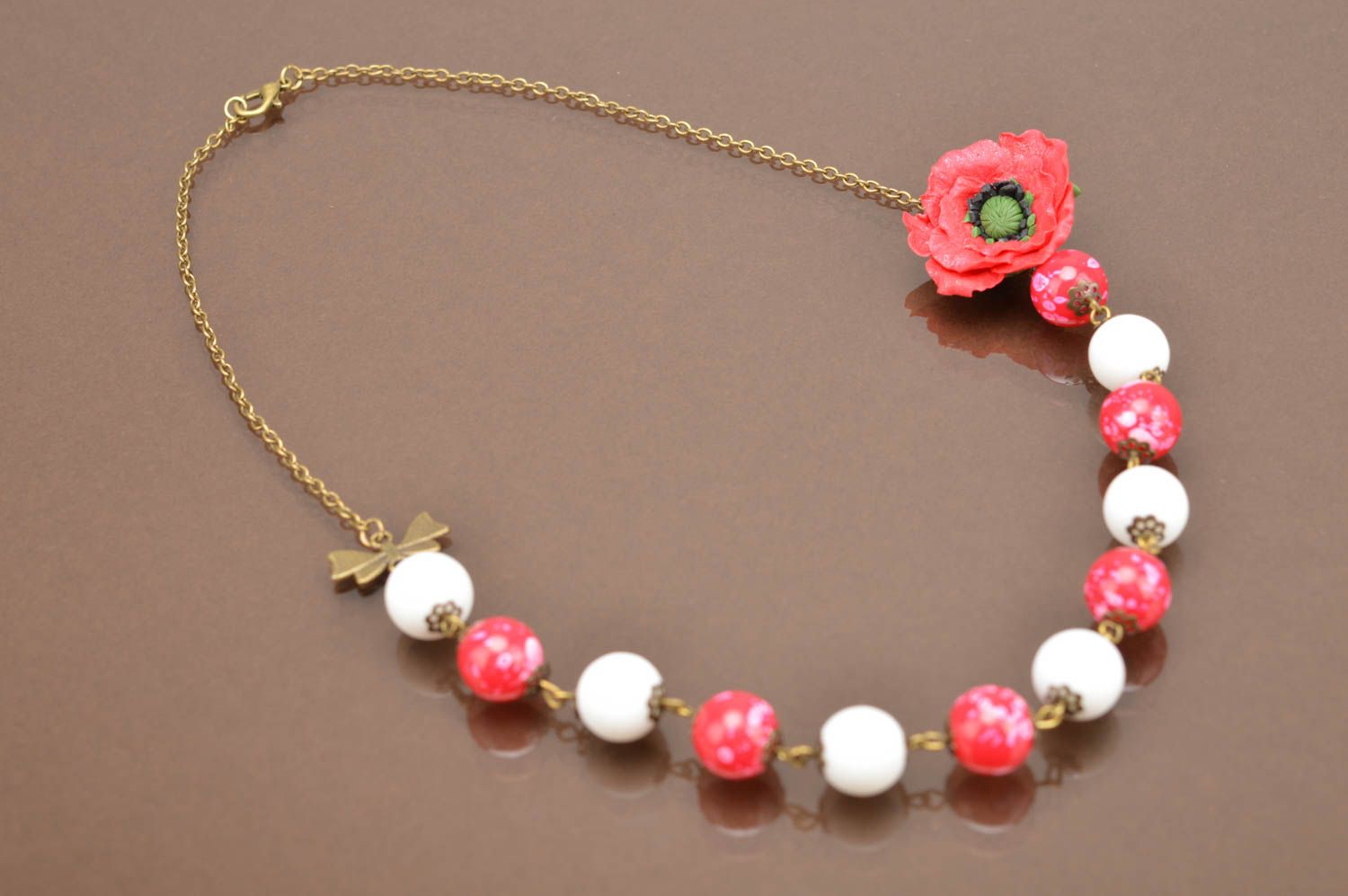 Künstlerische Halskette aus Polymerton rot mit weiß handgeschaffene Mohnblumen foto 2