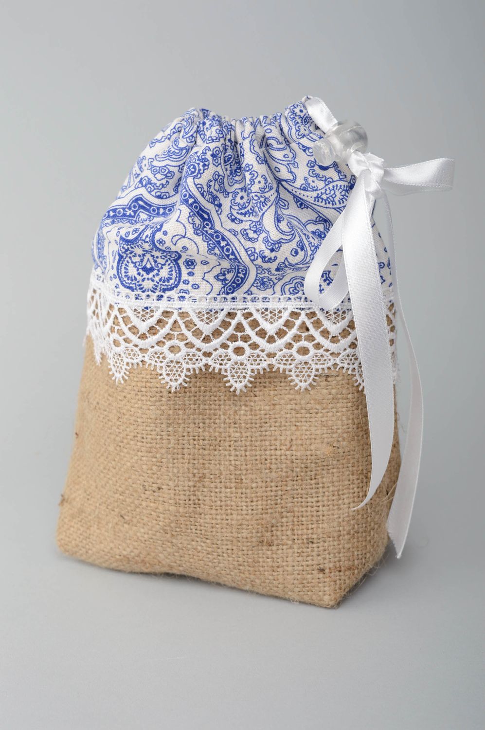 Текстильная косметичка сумка из мешковины с кружевами фото 1