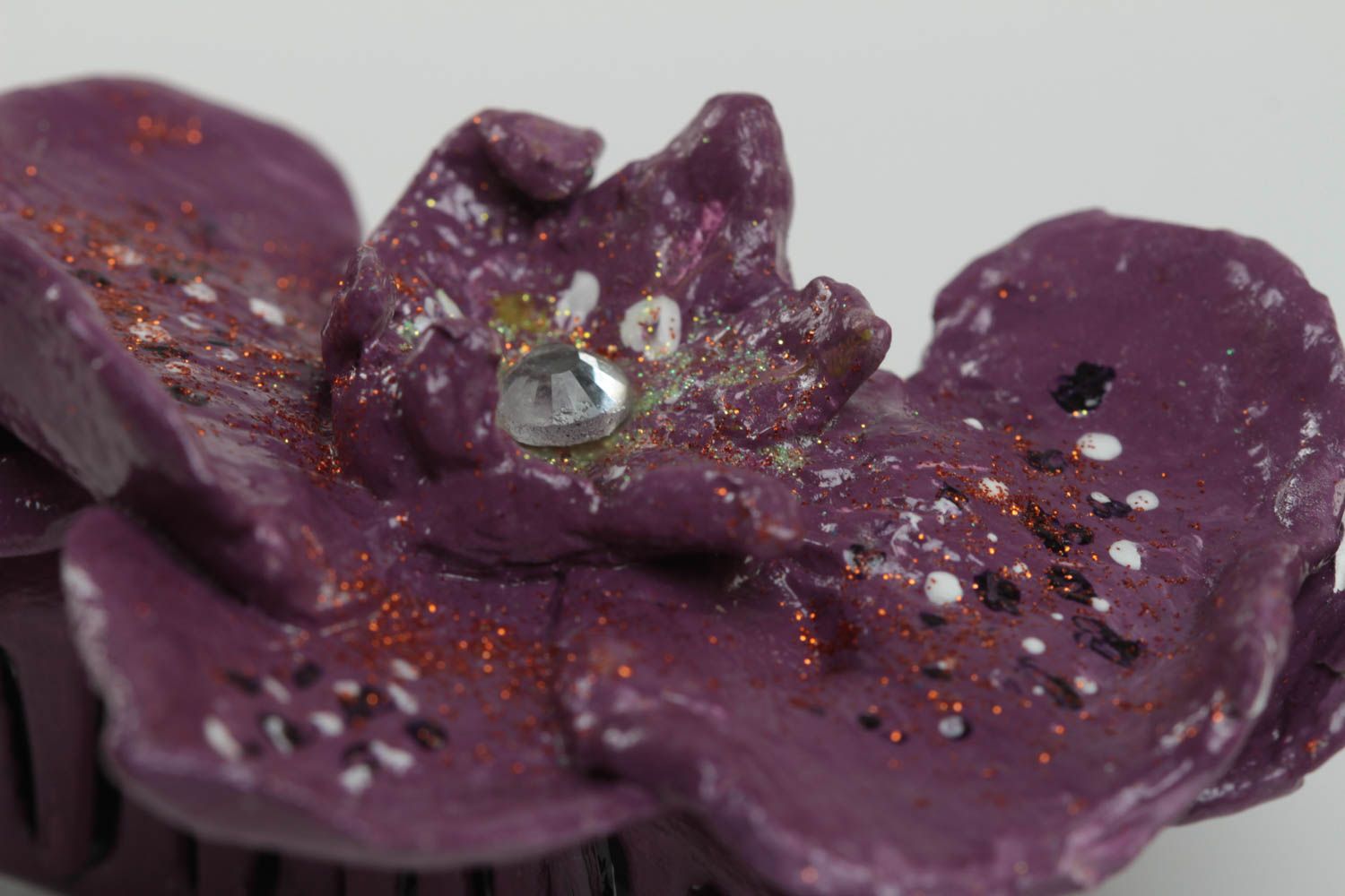 Заколка из полимерной глины оригинальная ручной работы с цветком фиолетовая фото 3