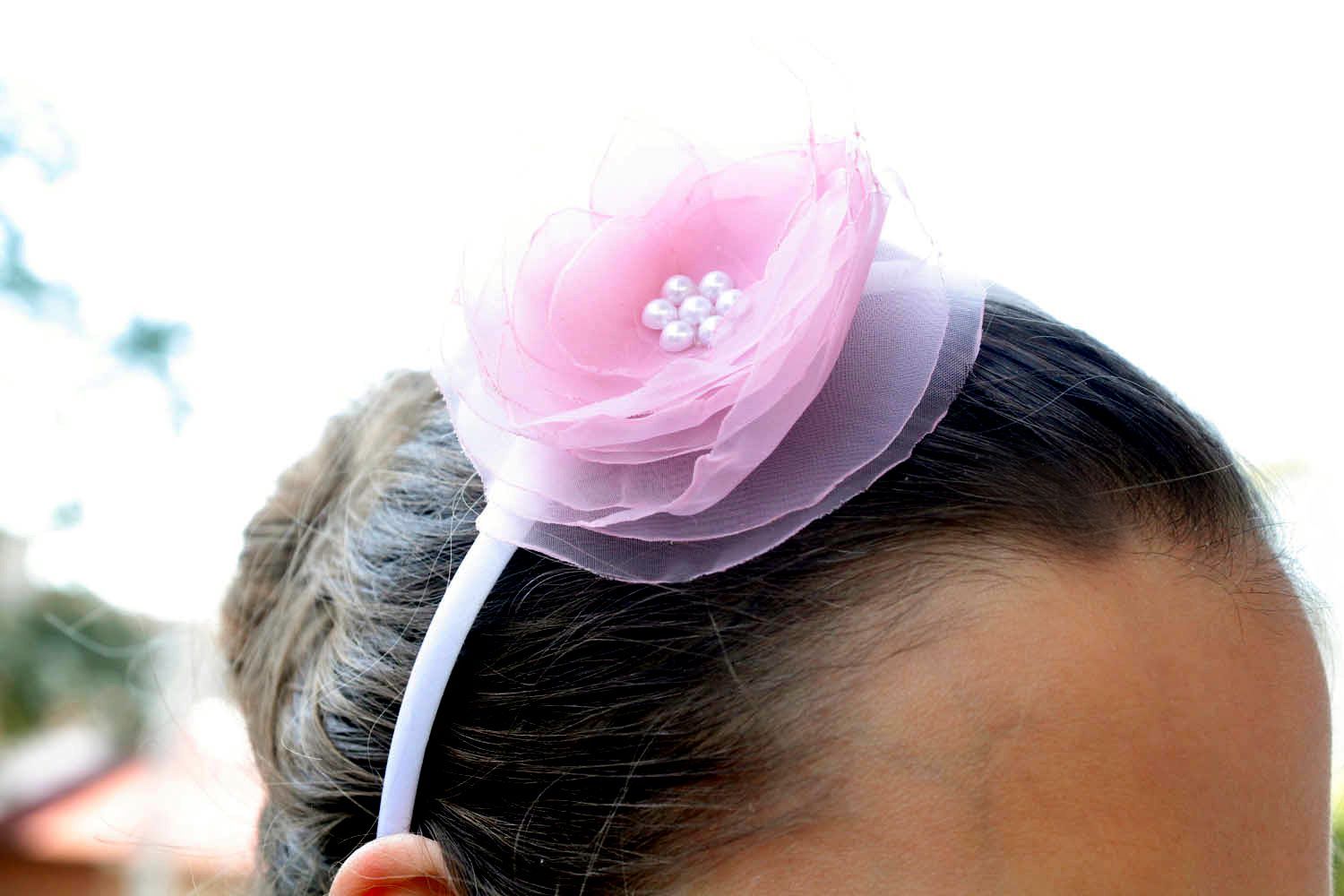 Aro de cabelo artesanal com flor de tecido leve feito numa base de plástico foto 5