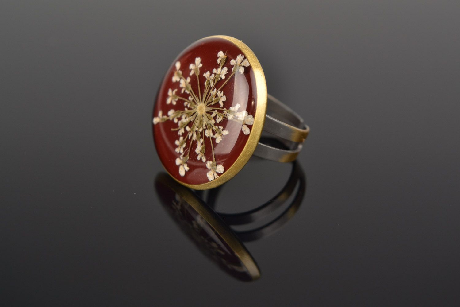 Runder handgemachter Ring aus Epoxidharz mit echter getrockneter Blume für Frauen foto 1