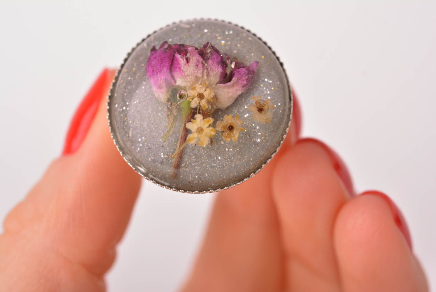 Кольцо ручной работы кольцо из эпоксидной смолы женское кольцо с розой и бузиной фото 4