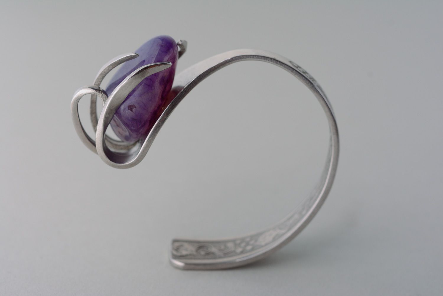 Bracelet en inox étroit fait main à partir de fourchette avec pierre violette photo 5