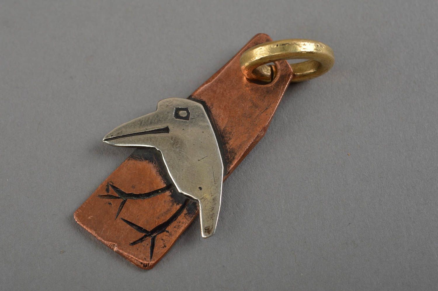Pendentif en métal fait main accessoire cuivre technique de forgeage Corbeau photo 3