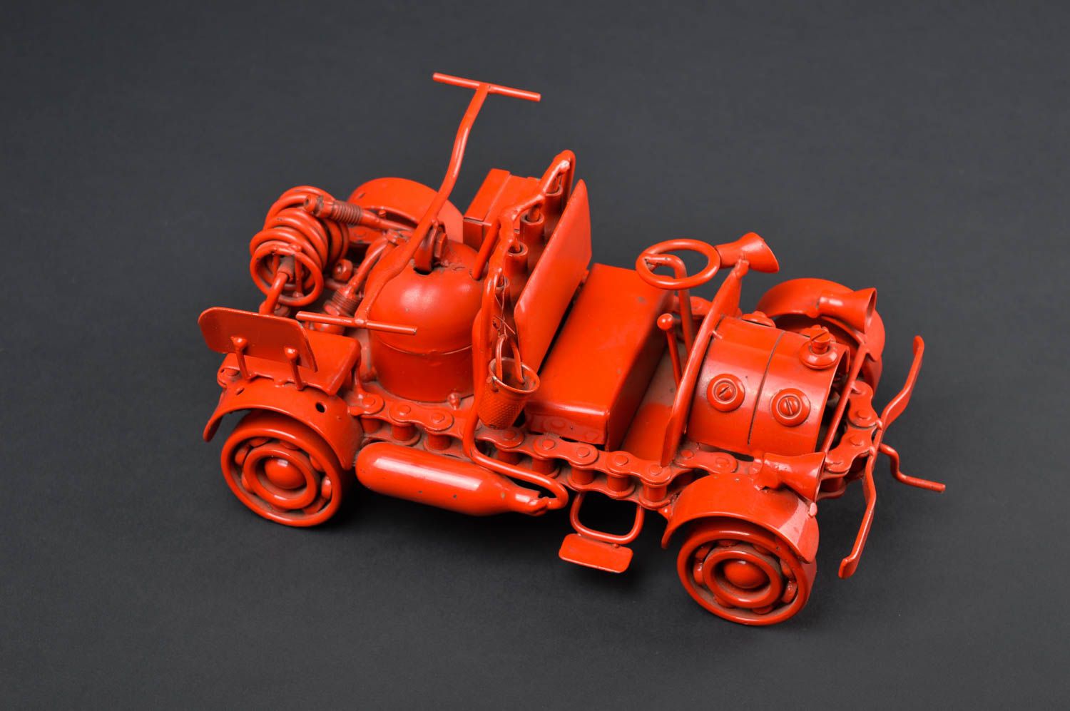 Figurine voiture rouge faite main Statuette design en métal Cadeau insolite photo 1