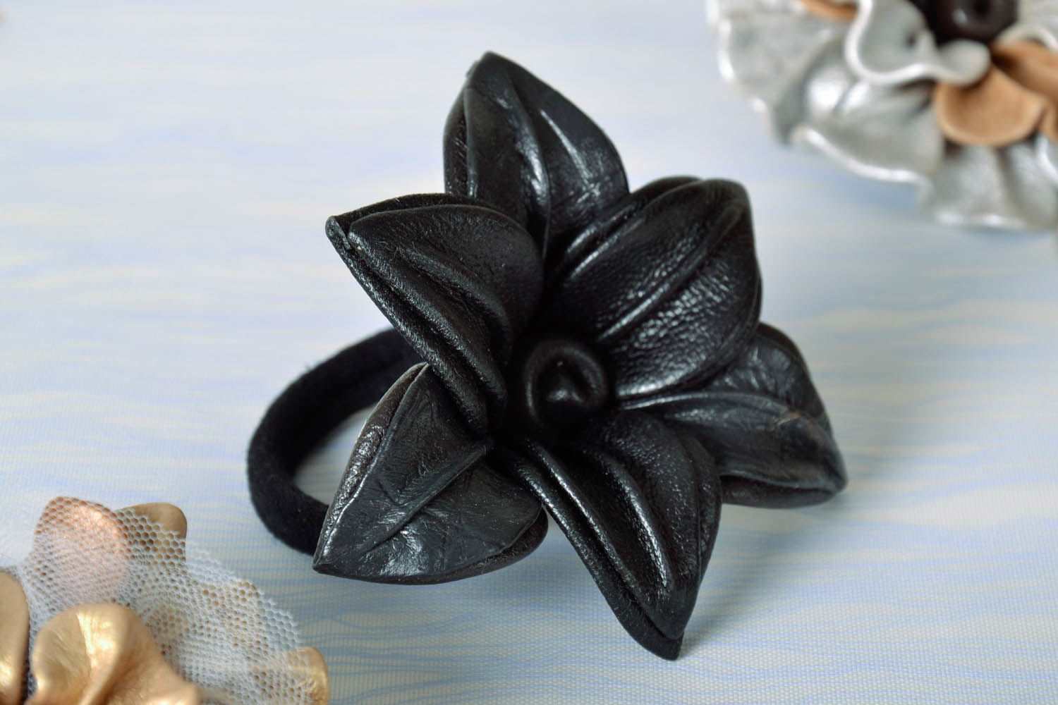 Scrunchy made of genuine leather Black Lily photo 1