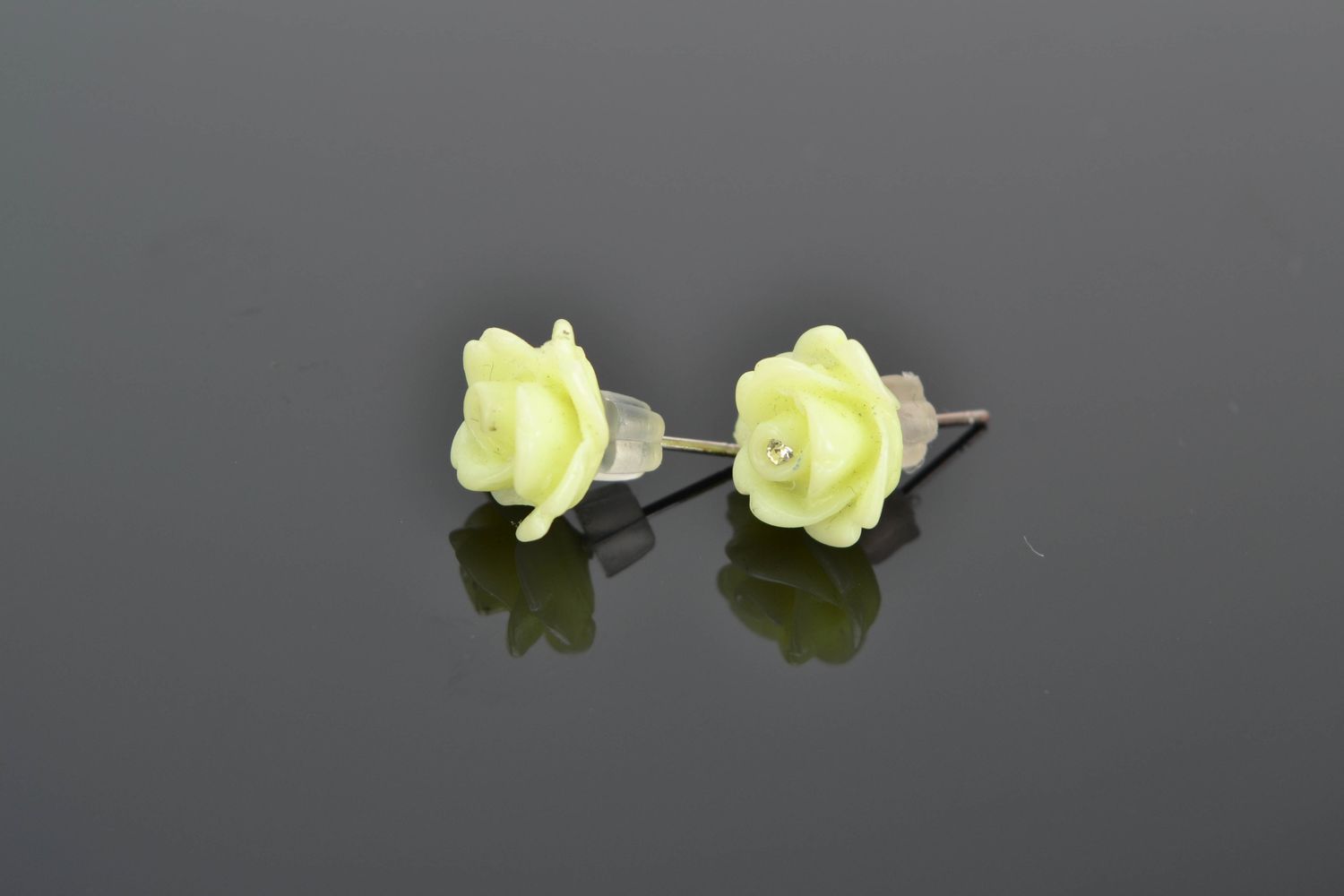 Boucles d'oreilles clous faites main en argile Roses photo 1