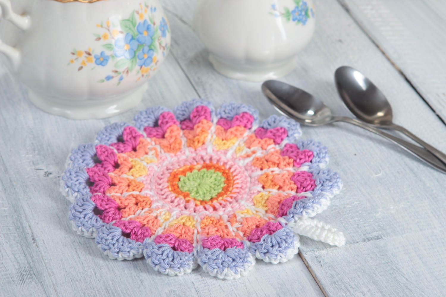 Presina a maglia fatta a mano prodotto all'uncinetto a forma di fiore vivace foto 1