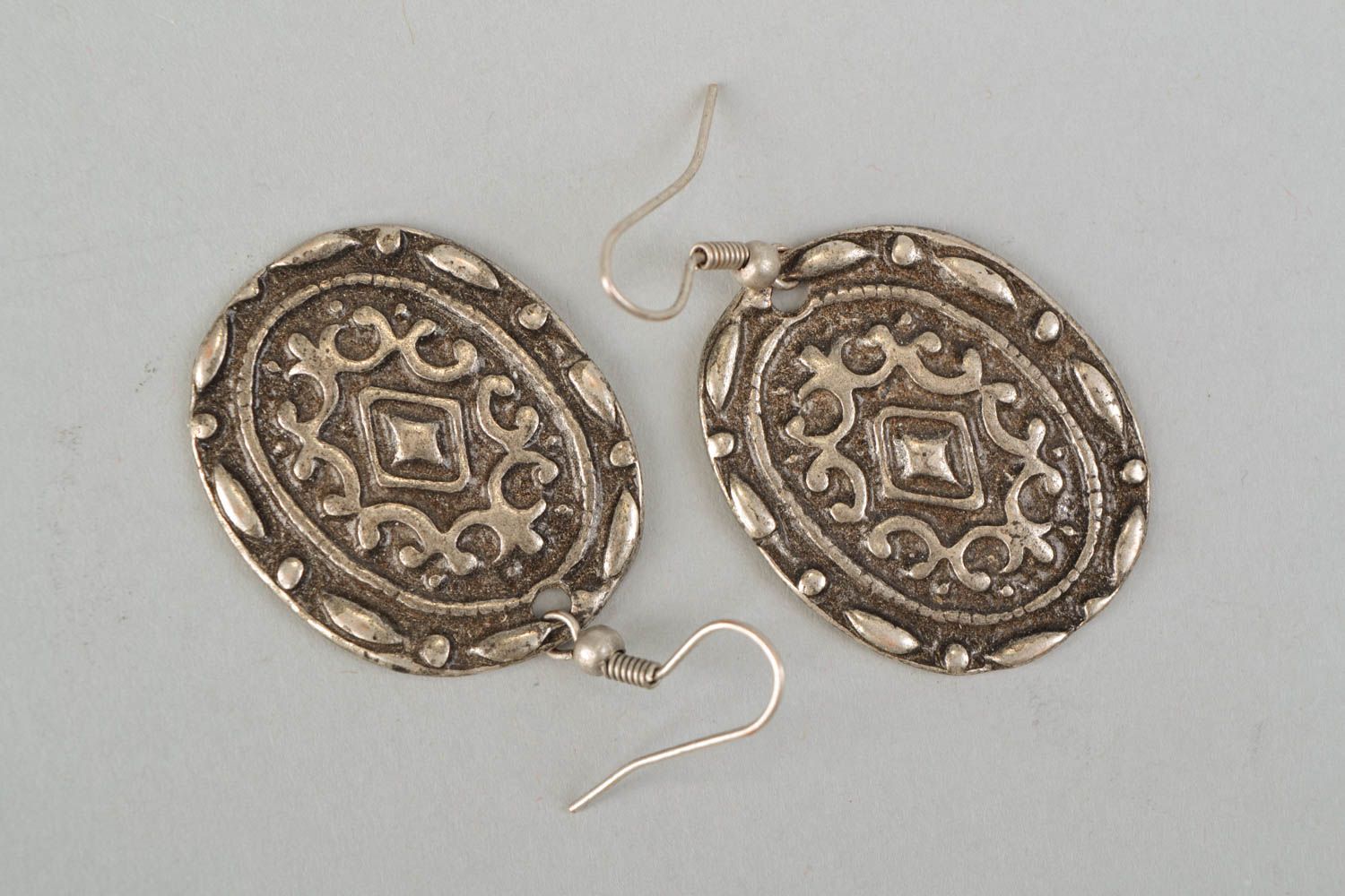 Boucles d'oreilles en métal ovales originales pendantes faites main pour femme photo 3