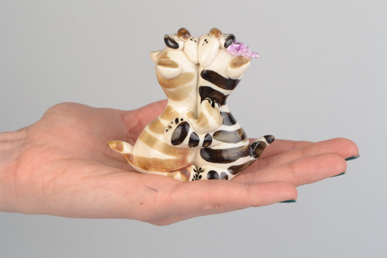 Künstler handmade Deko Figur aus Ton mit Bemalung verliebte Katzen Handarbeit foto 2