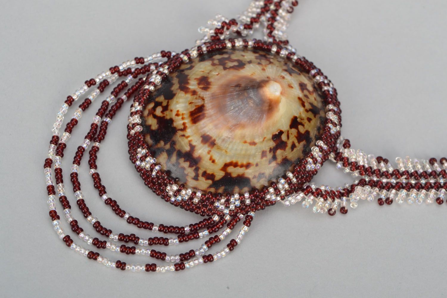 Pendentif en perles de rocaille avec coquillage fait main photo 4