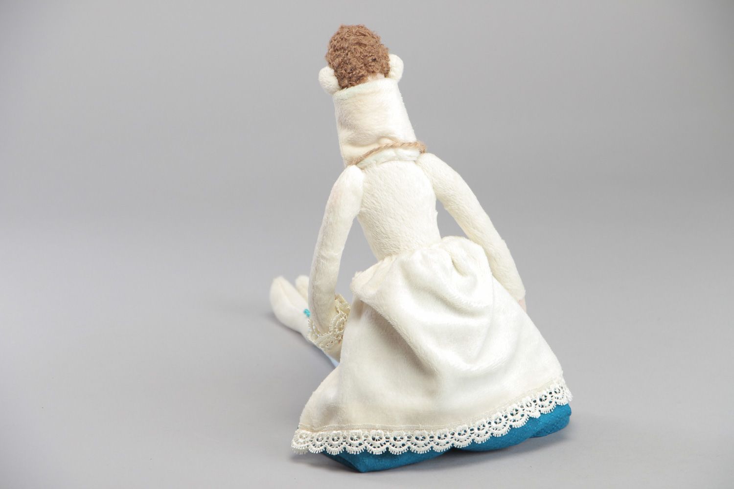 Belle poupée en tissus naturels vêtue d'un manteau faite main Fille adorable photo 3