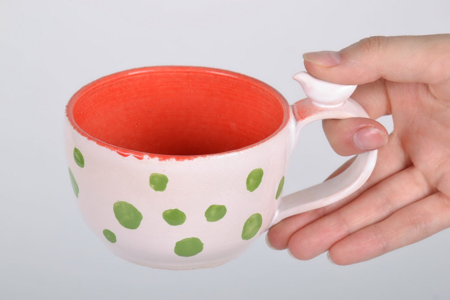 Weiße Keramik-Tasse mit grünem Punktmuster foto 5