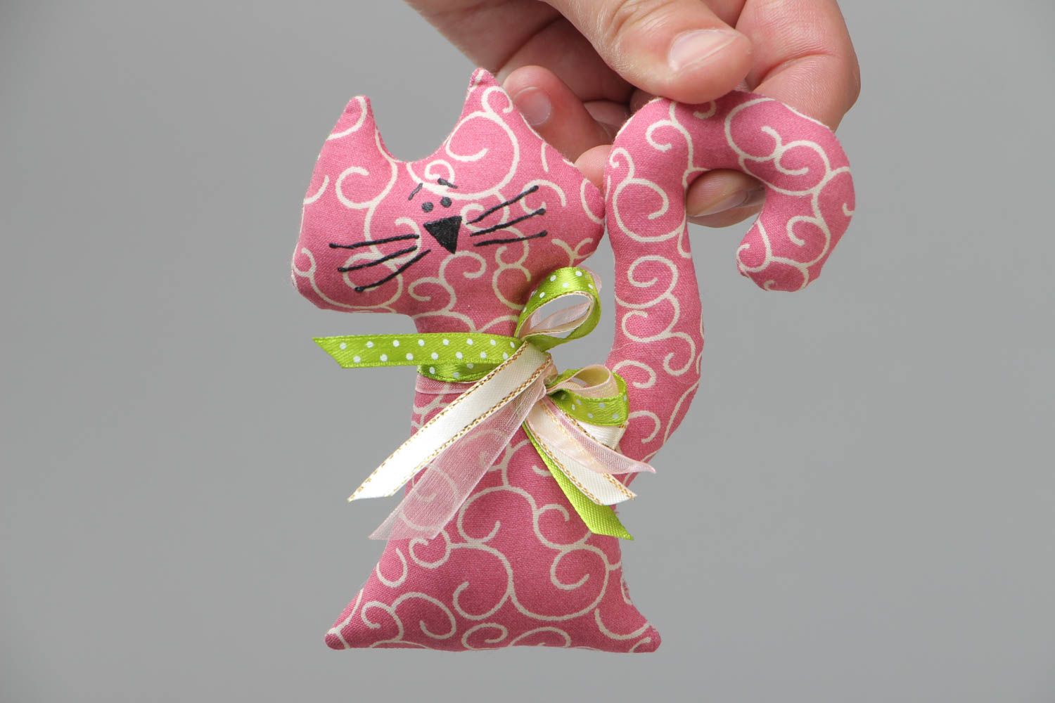 Текстильный магнит на холодильник кошка мягкий розовый ручной работы средний фото 5