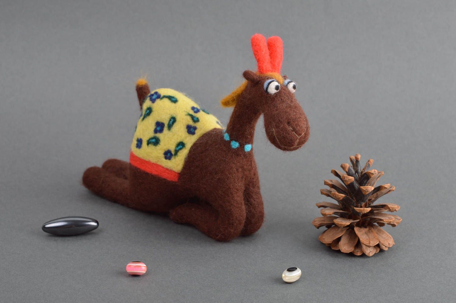 Gefilzte Figur handgefertigt Kamel Spielzeug originelles Geschenk weich foto 1