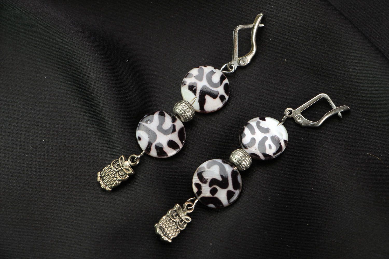 Long earrings with charms in the shape of owls photo 1
