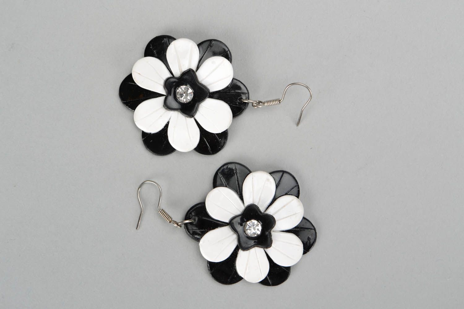 Schwarz-weiße Polymerton Ohrringe mit Anhängern Blumen foto 2