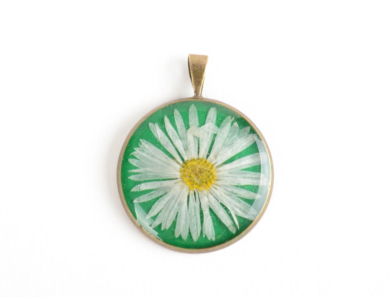Handmade round pendant with chamomile in epoxy resin on green background photo 4