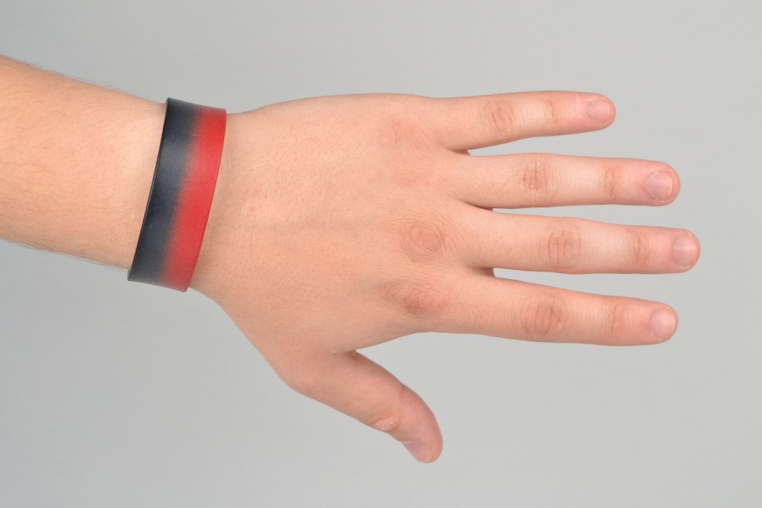 Breites schwarz rotes Armband aus Leder mit Druckknopf unisex handgefertigt foto 2