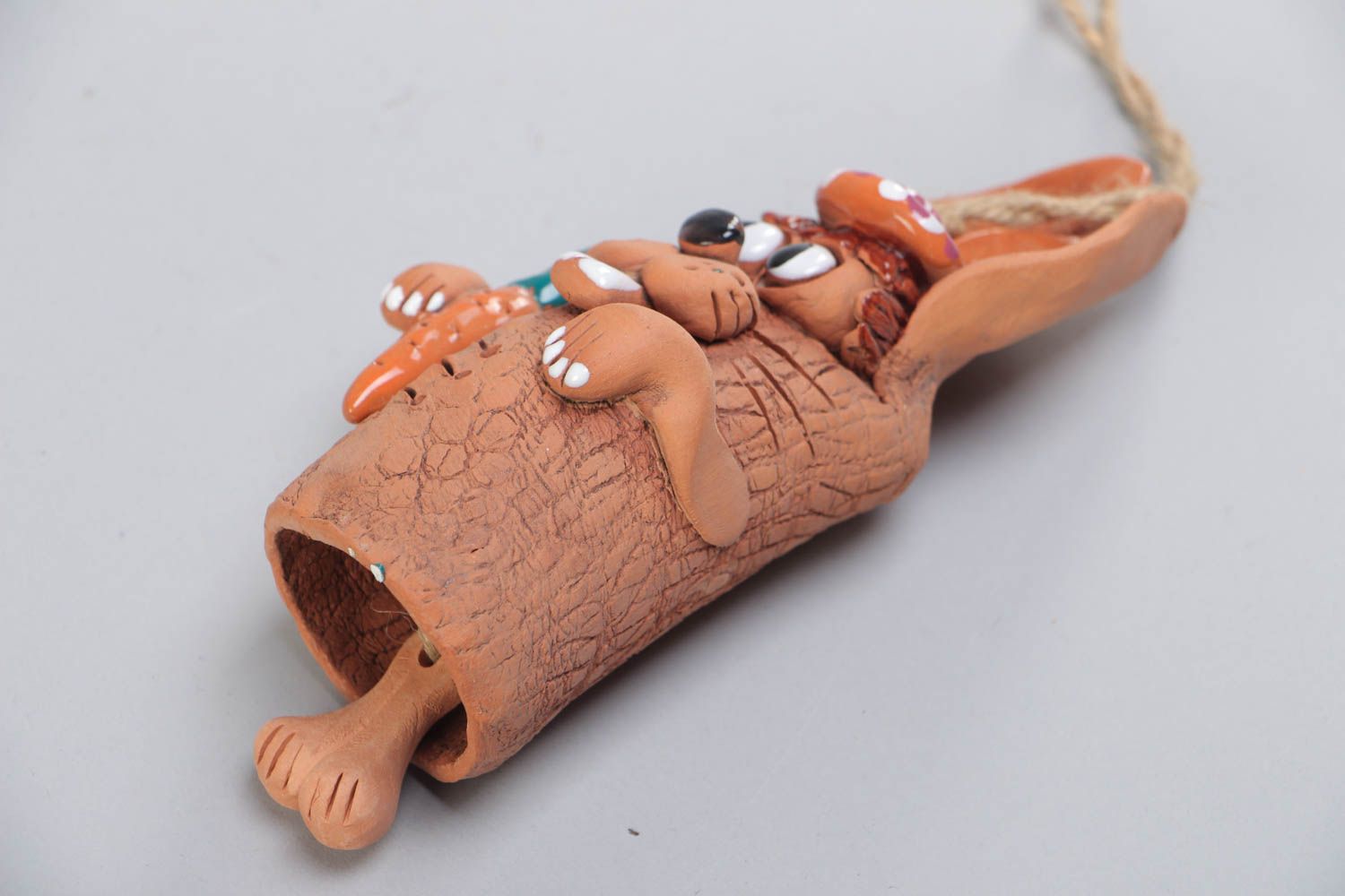 Petite clochette en céramique peinte brune faite main en forme de lapin photo 4