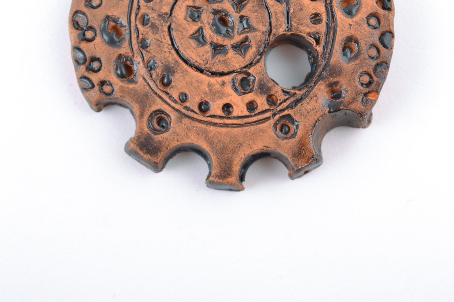Ungewöhnlicher brauner handmade Anhänger aus Ton in Form vom Uhrwerk  foto 3