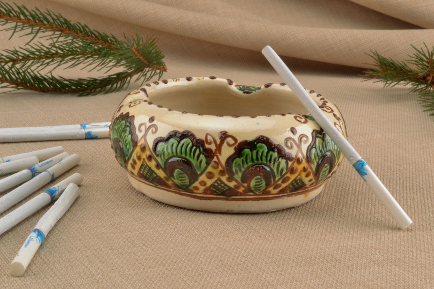 Ceramic ashtray made using clay engraving technique photo 1
