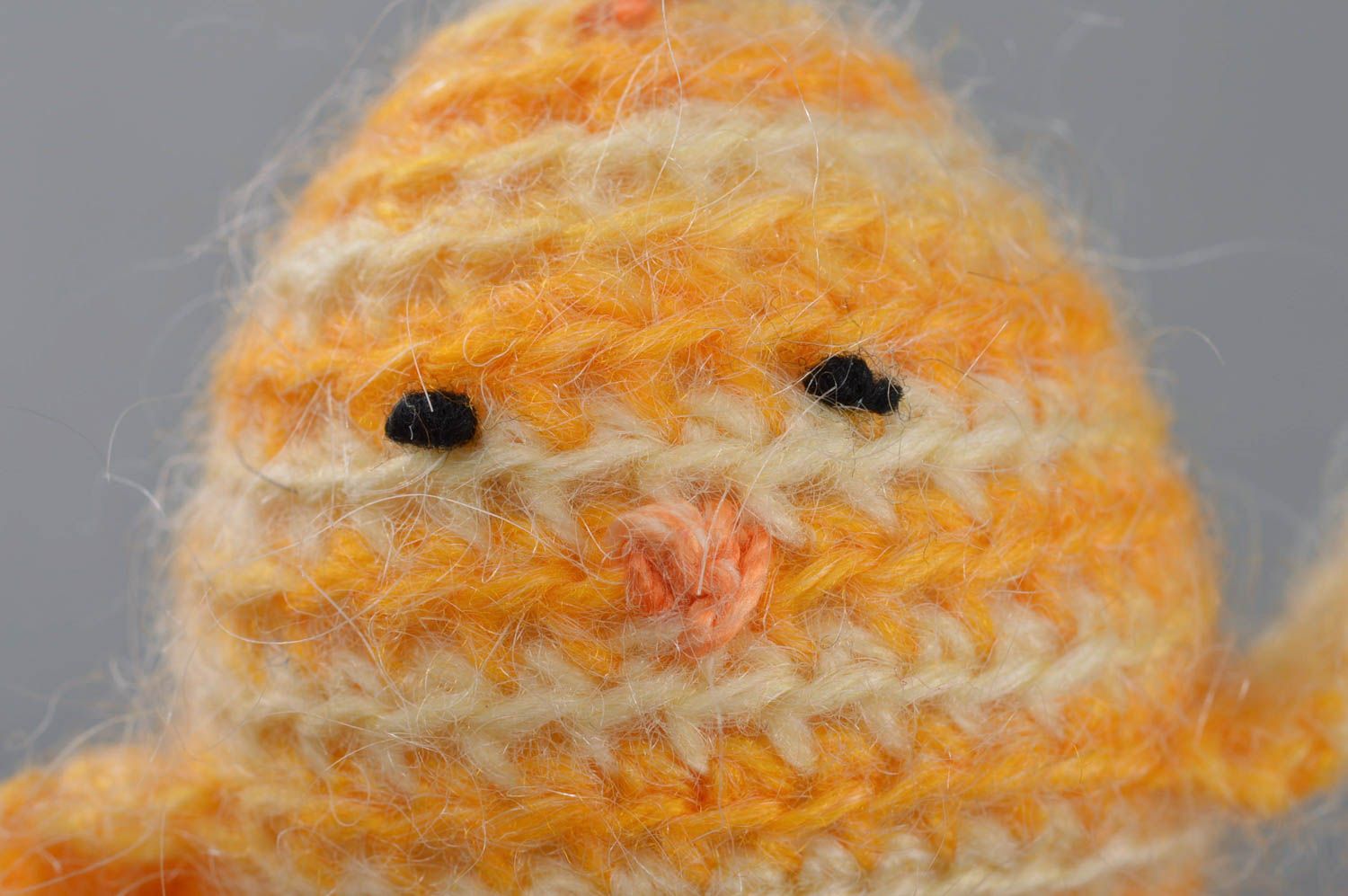 Petite peluche tricotée faite main jaune rayée en laine et acrylique poussin  photo 3